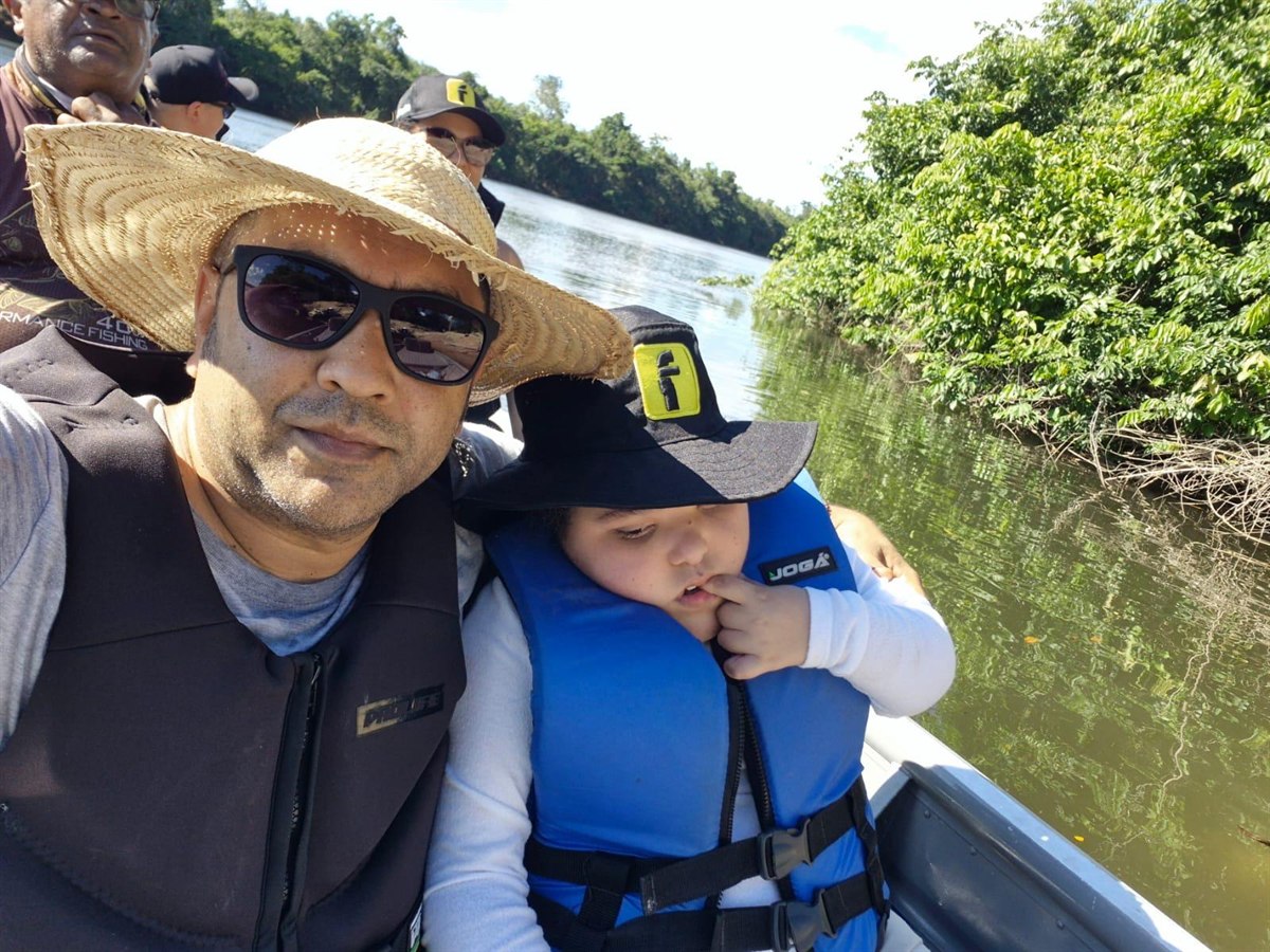 Família navegando pelas águas do Rio Teles Pires