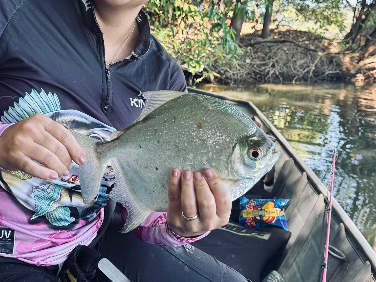 Pescadora com uma captura durante a expedição