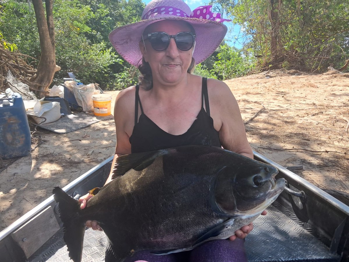 Pescadora com tambaqui capturado no Rio Teles Pires