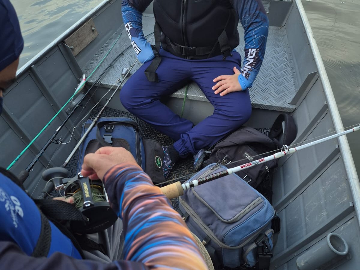 Pescador preparado para mais um dia no rio