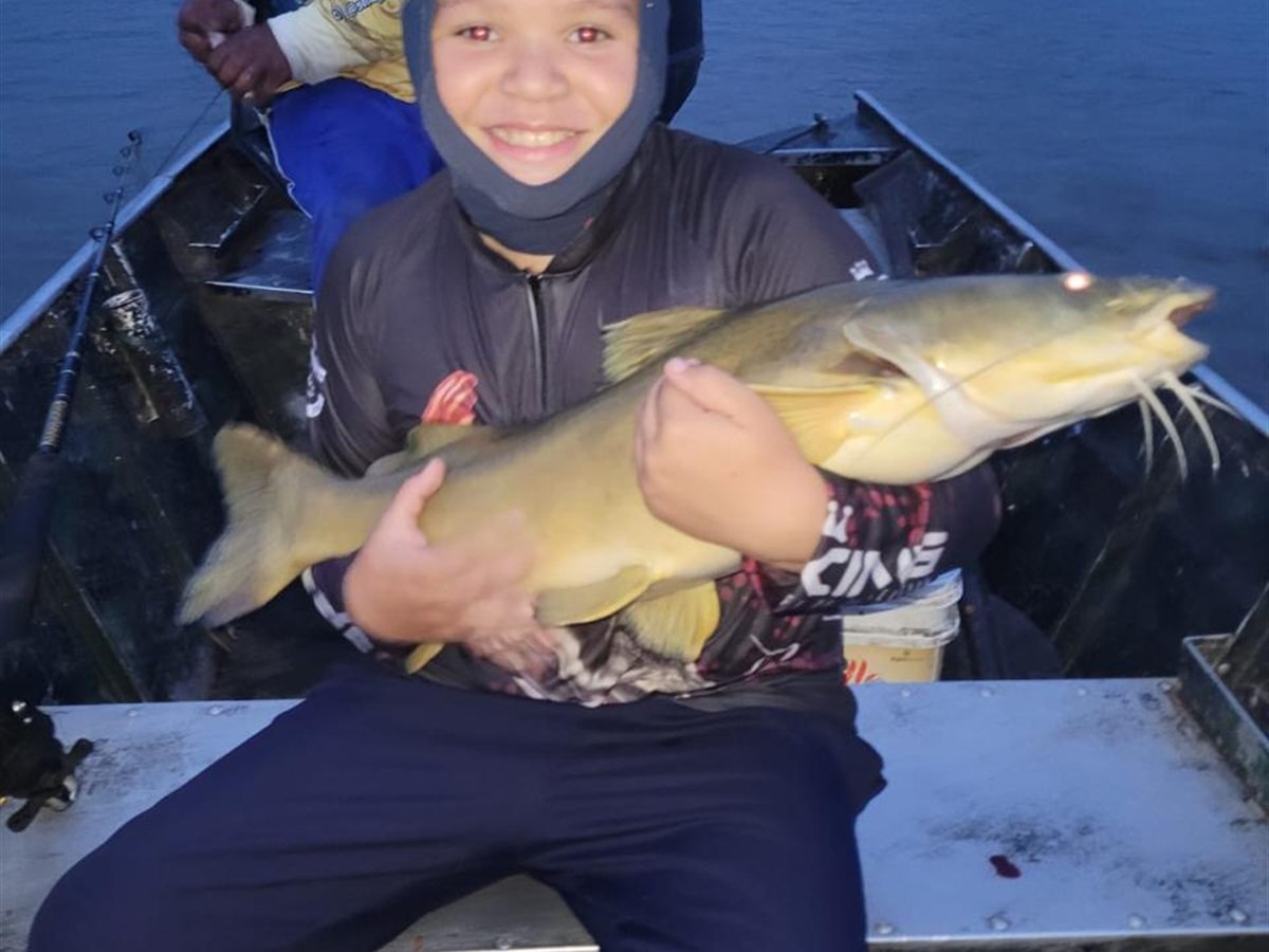 Jovem pescador vivendo sua primeira grande aventura