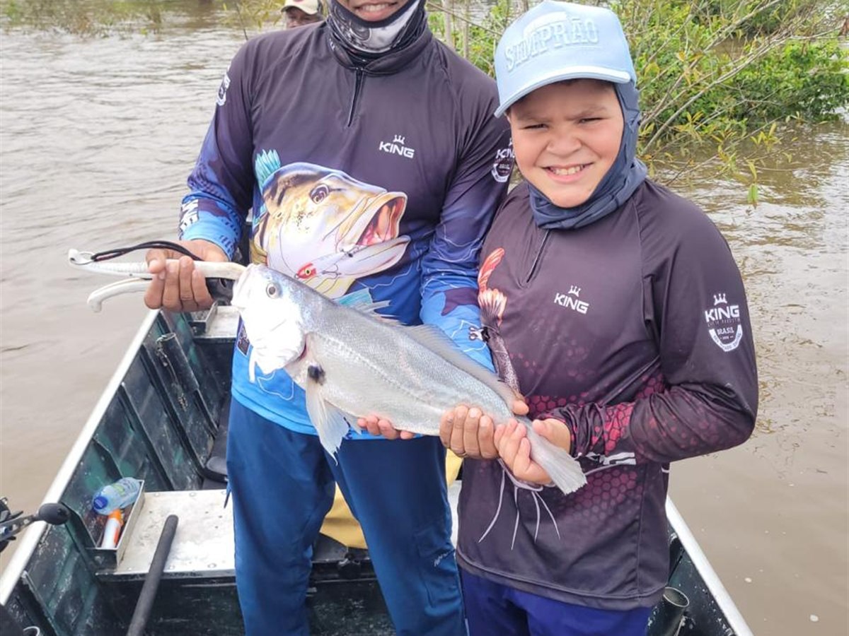 Dupla de pescadores comemorando o resultado do dia