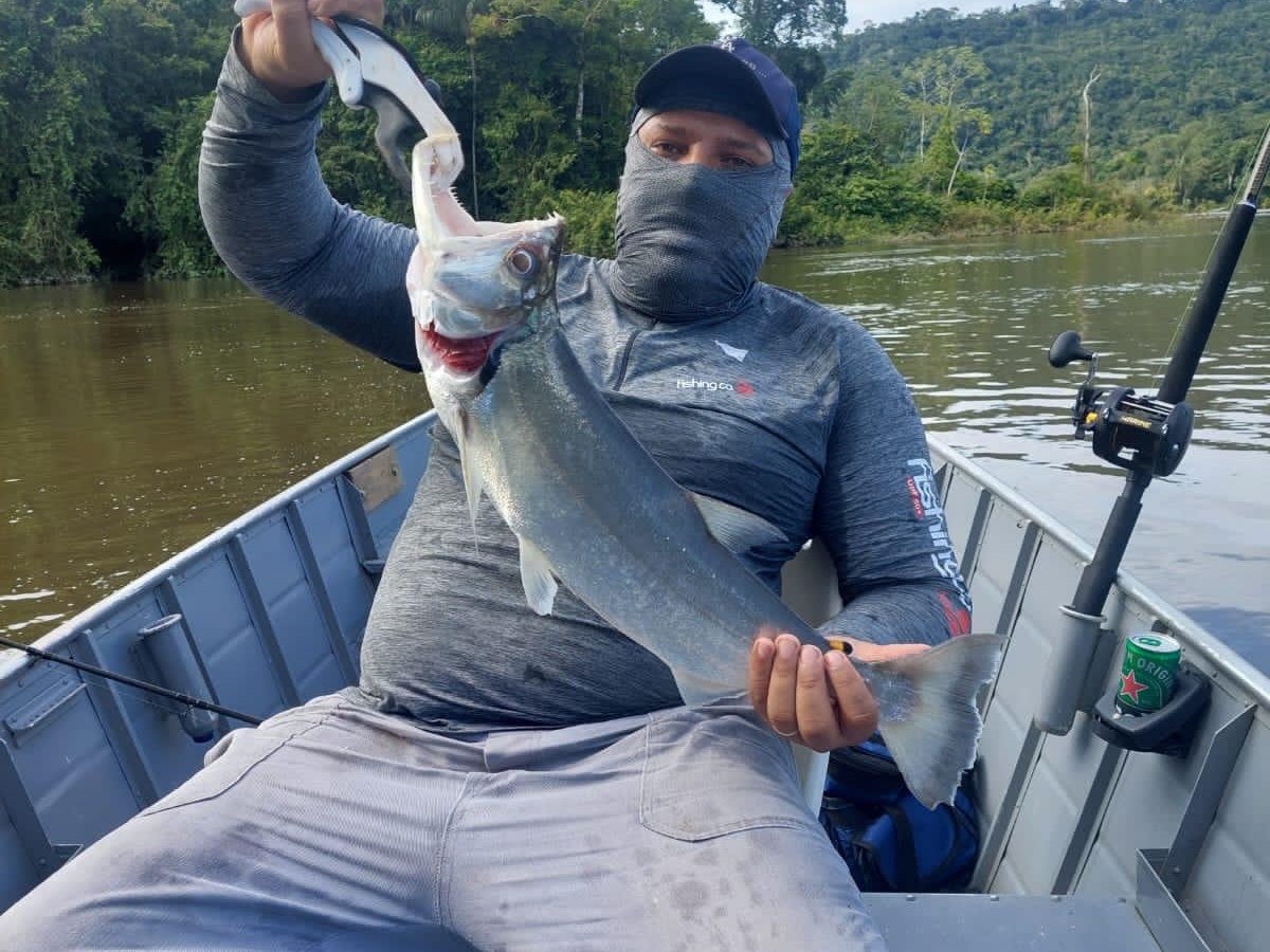 Pescador em ação nas águas do Teles Pires
