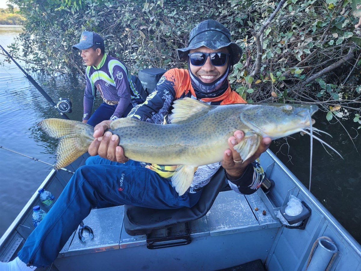 Pescador celebrando uma captura de escama