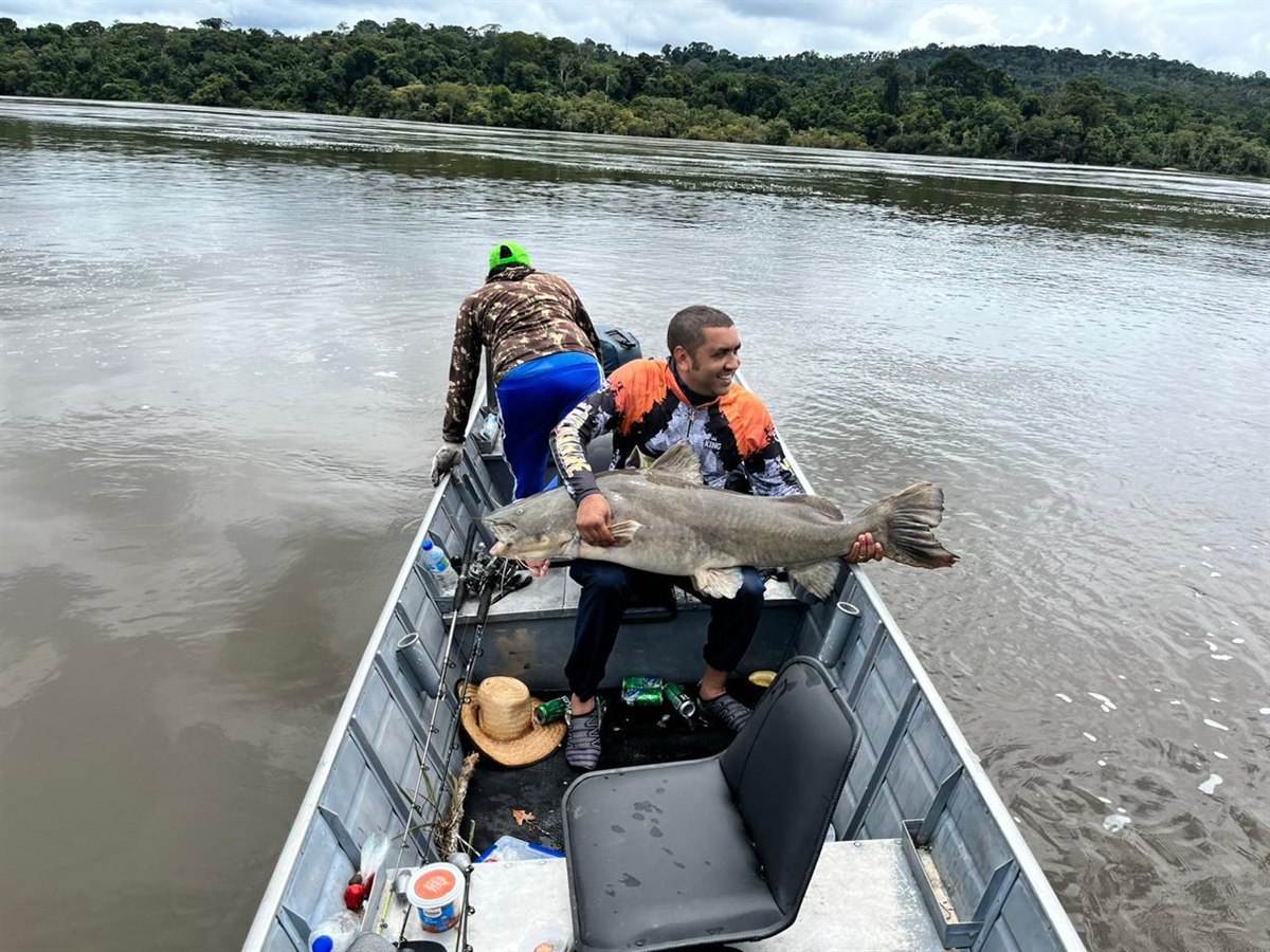 Equipe de pesca com uma grande captura no rio