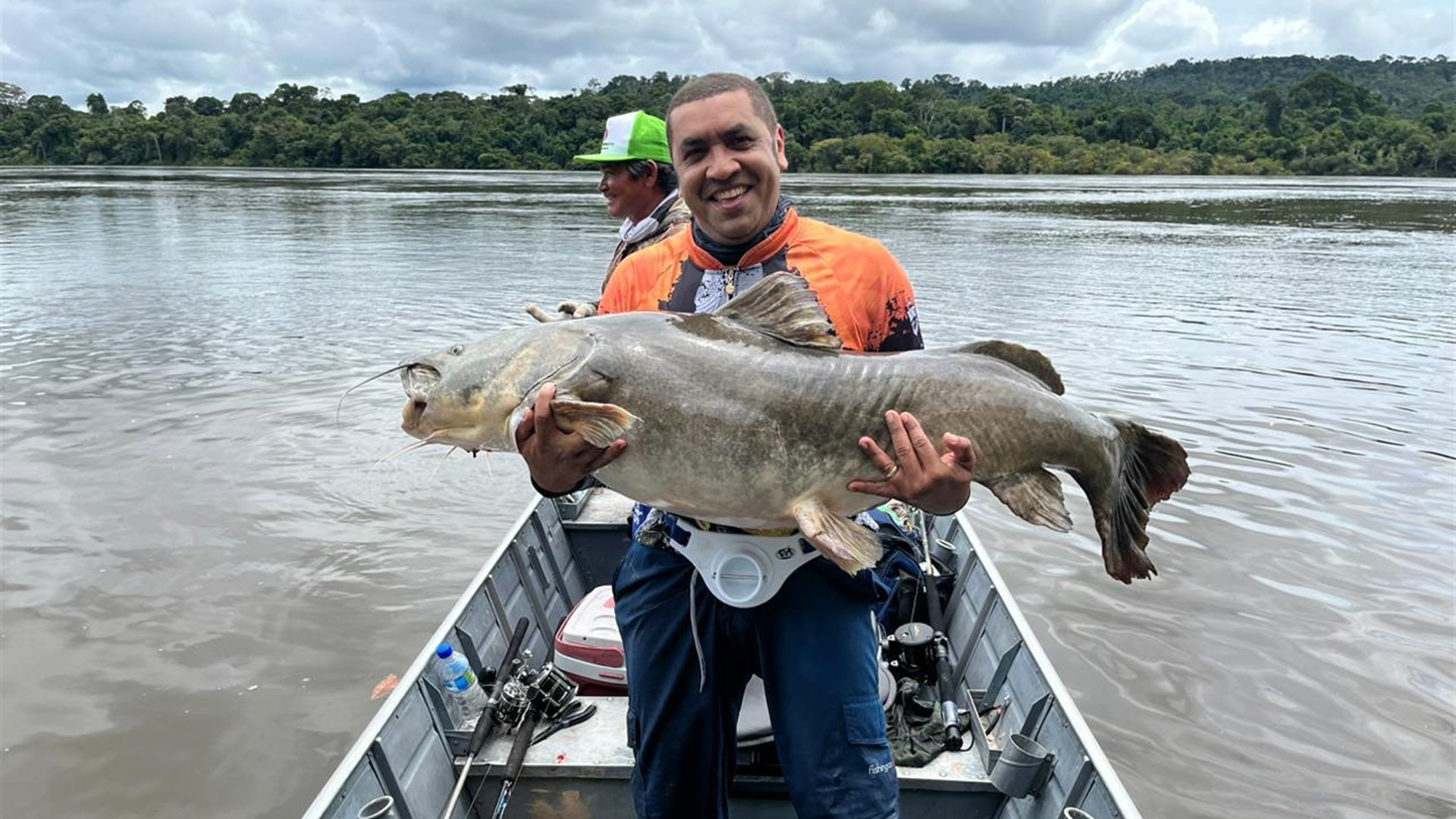 Pescador da Black Fishing com grande peixe no Rio Teles Pires